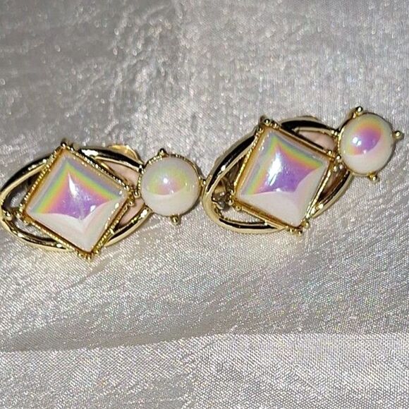 Emmons Jewelry - Emmons Lusterware Women's Clip On Earrings Vintage Pearlescent Signed